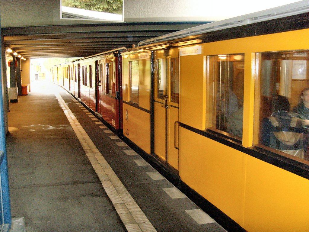 Hist. U-Bahnzug auf der U3