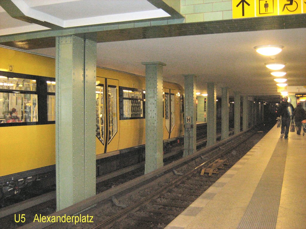 Im U-Bhf Alexanderplatz, Bahnsteig U 5, 2009