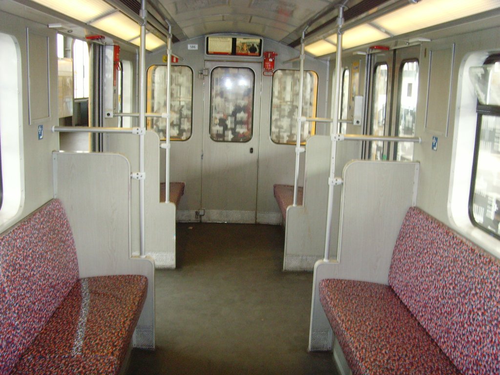Innenansicht lterer U-Bahnwagen Kleinprofil (auf der U2)