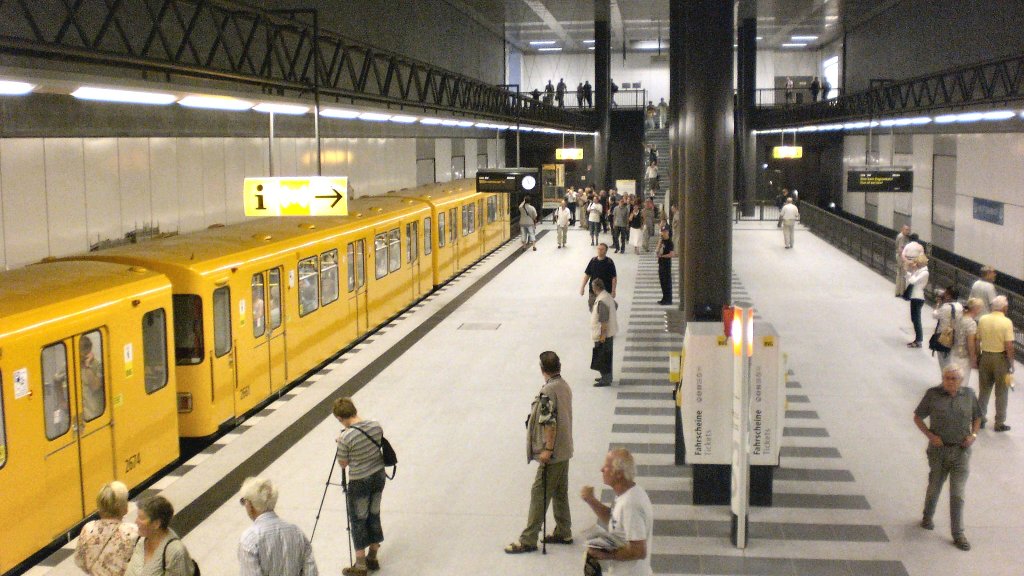U-Bhf Hauptbahnhof mit Pendelzug der U 55