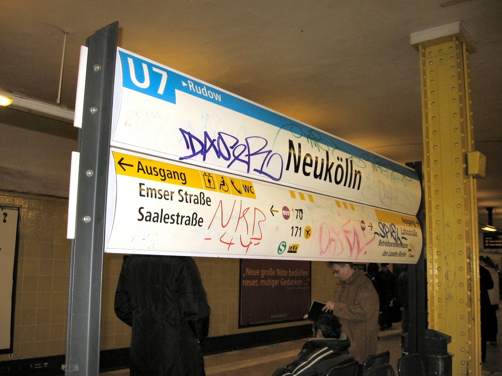 U-Bhf Neuklln, verschmiertes Stationsschild