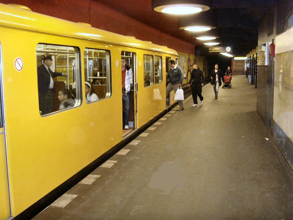Zug 2000 im U-Bhf Adenauerplatz der U7, Berlin 2009