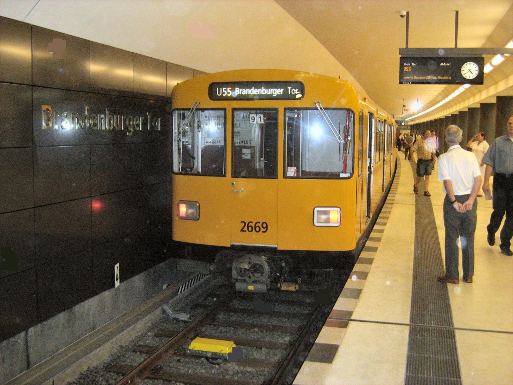 Zug der U 55 zum Hauptbahnhof im neuen U-Bhf Brandenburger Tor, U 55 Berlin 2009