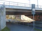 Linksseitige Radwege konnten bisher nur benutzungspflichtig sein. Mit der letzten STVO-Novelle wurde das alleinstehende Zusatzschild  Radfahrer frei  als Erkennungszeichen für wahlfreie Radwege auf linker Straßenseite eingeführt. Radfahrer können wählen zwischen der Fahrbahn und dem linksseitigen Radweg. 26.11.2013, Berlin Rummelsburg, Schichtallee