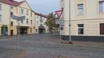 Radfahrer absteigen - im Gebiet um Luckenwalde (Landkreis Teltow-Fläming) herum liest man diese Aufforderung bei offenbar jeder Überleitung eines Radwegs auf eine Fahrbahn.

Das Schild lässt einige Fragen offen. Beispielsweise wird man auf einer Landstraße, wo man solche Schilder ebenfalls sieht, kaum kilometerweit schieben wollen. Auch in der Stadt ist man nach dem Absteigen Fußgänger, bei Vorhandensein eines Gehwegs ist die Fahrbahn tabu.

12.8.2017, Luckenwalde