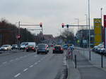 Radweg Rummelsburger Landstraße Ecke Minna-Todenhagen-Straße. Rechtsabbiegerunfälle sind hier wahrscheinlich. Radfahrer und Kfz-Verkehr richten sich nach derselben Ampel, die Haltelinie des Radverkehrs ist kaum vorgezogen. Wenigstens gibt es nur eine Spur zum Abbiegen. 21.12.2017