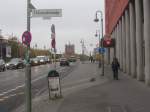Hier wurde der Fahrradstreifen auf der Fahrbahn gesperrt, weil wegen einer Brückensperrung mehr Autoverkehr erwartet wird.