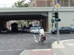 Streit vorprogrammiert: Falsches Abbiegen blockiert den Radstreifen und die Fu�g�ngerfurt.
