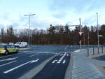 Rechtsabbiegen auf zwei Spuren an der Minna-Todenhagen-Straße Ecke Rummelsburger Landstraße.